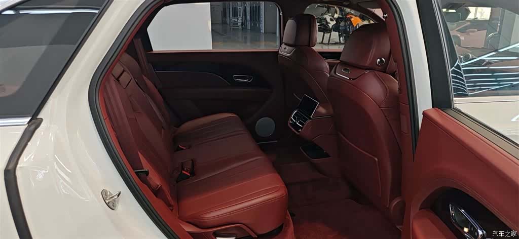 Bentley Bentayga, 2025 11