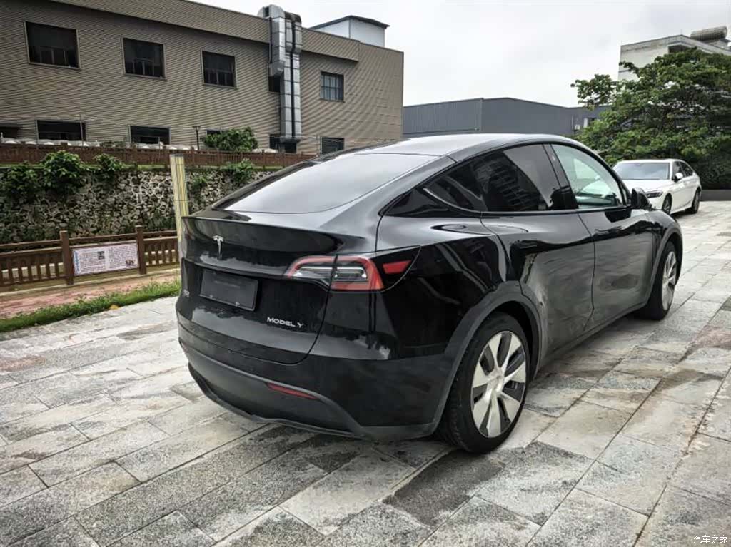 Tesla Model Y, 2023 7