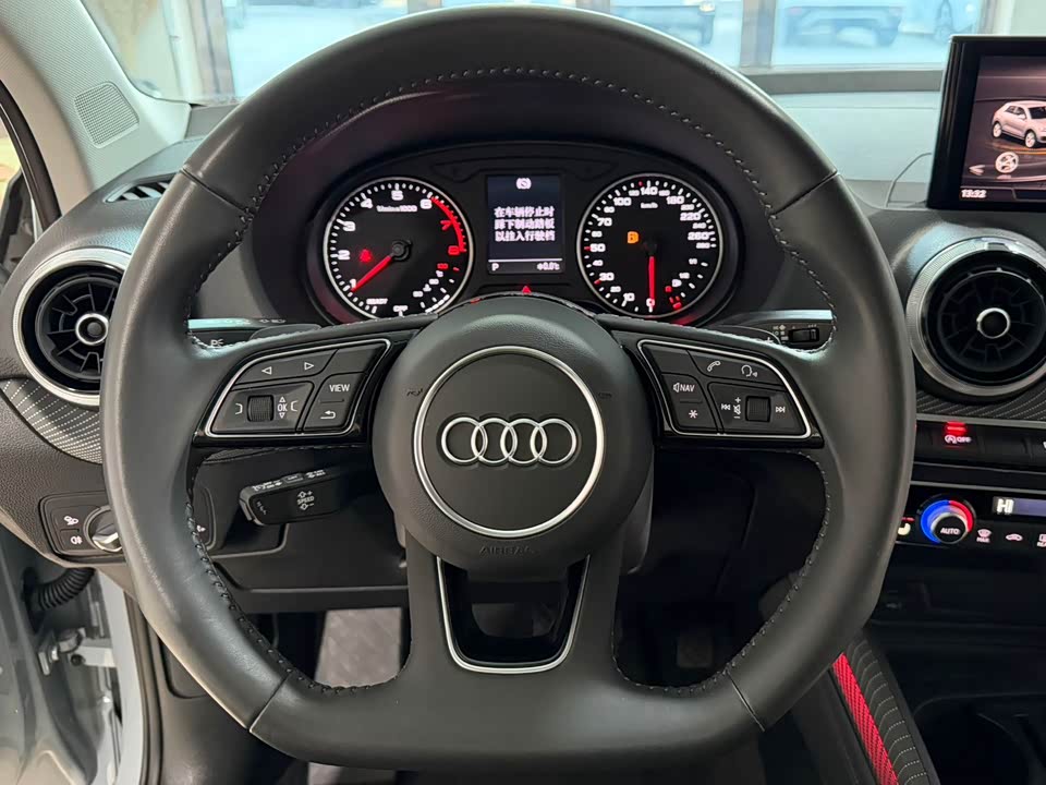 Audi Q2L