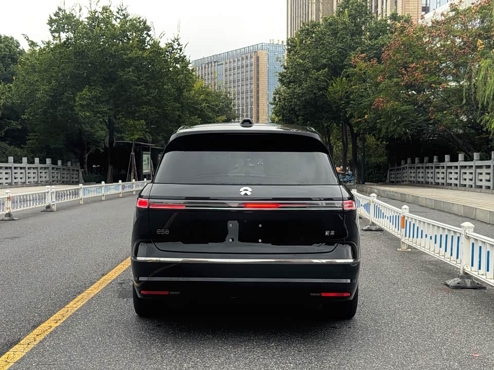 NIO ES8