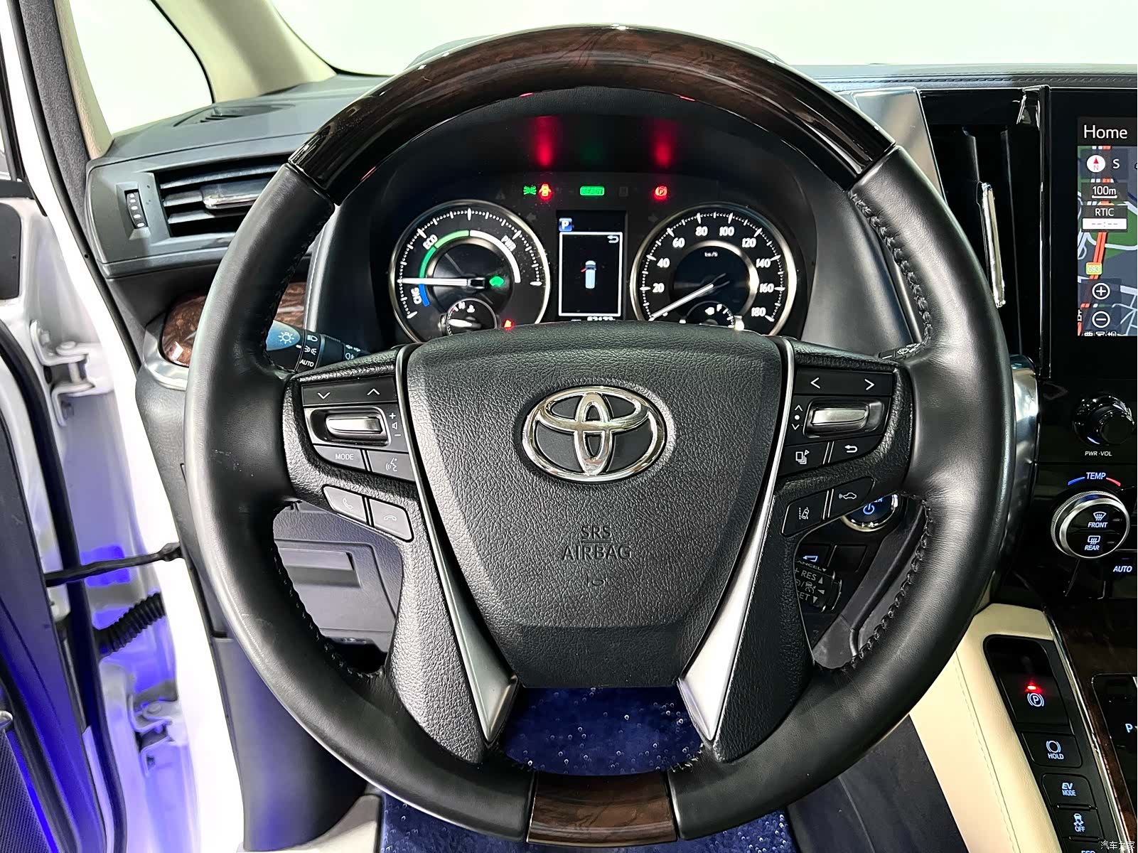 Toyota Alphard, 2023 23