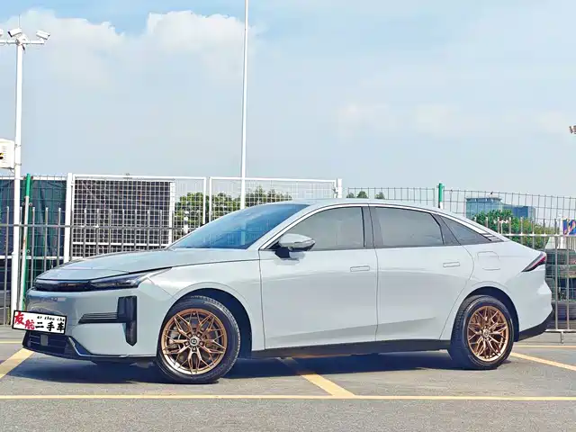 Geely L6 2024 — купить из Китая под заказ