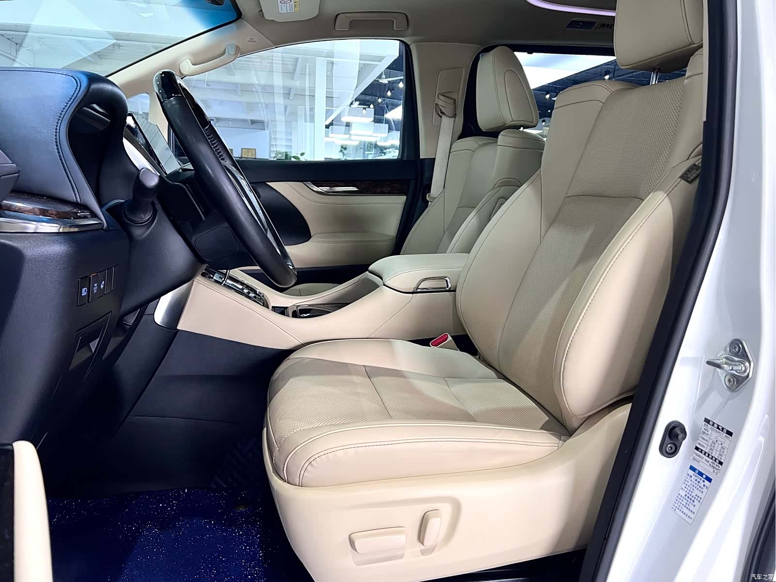 Toyota Alphard, 2023 22