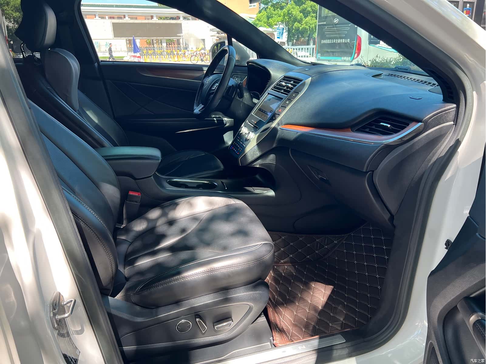Lincoln MKC, 2017 12