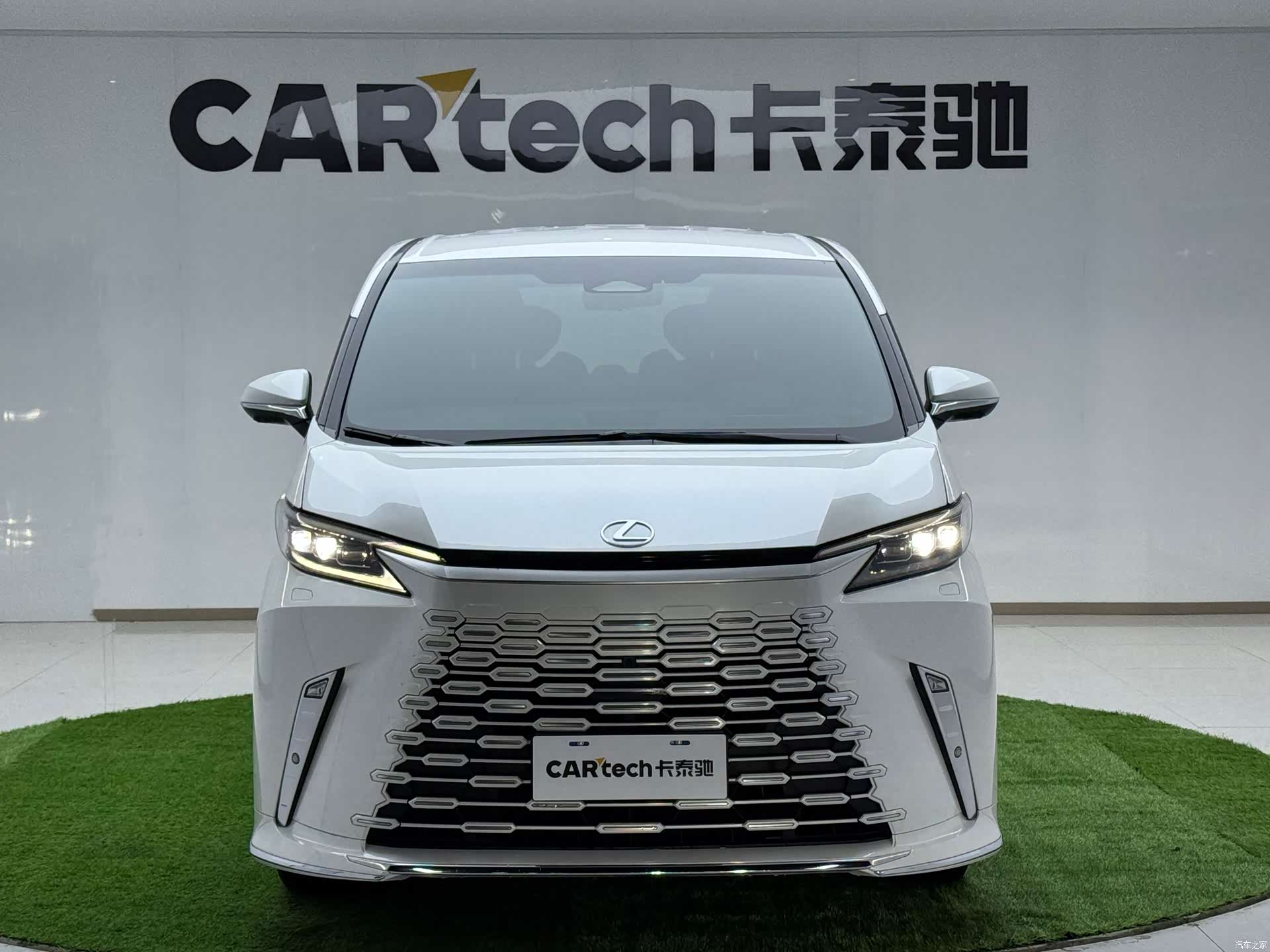 Lexus LM, 2024 3