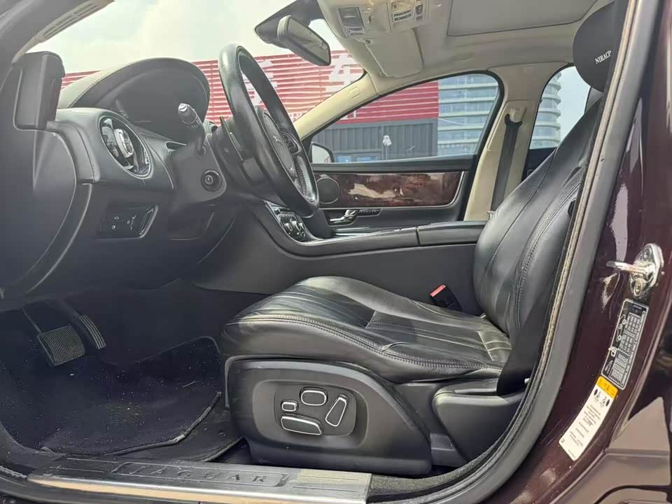 Jaguar XJ