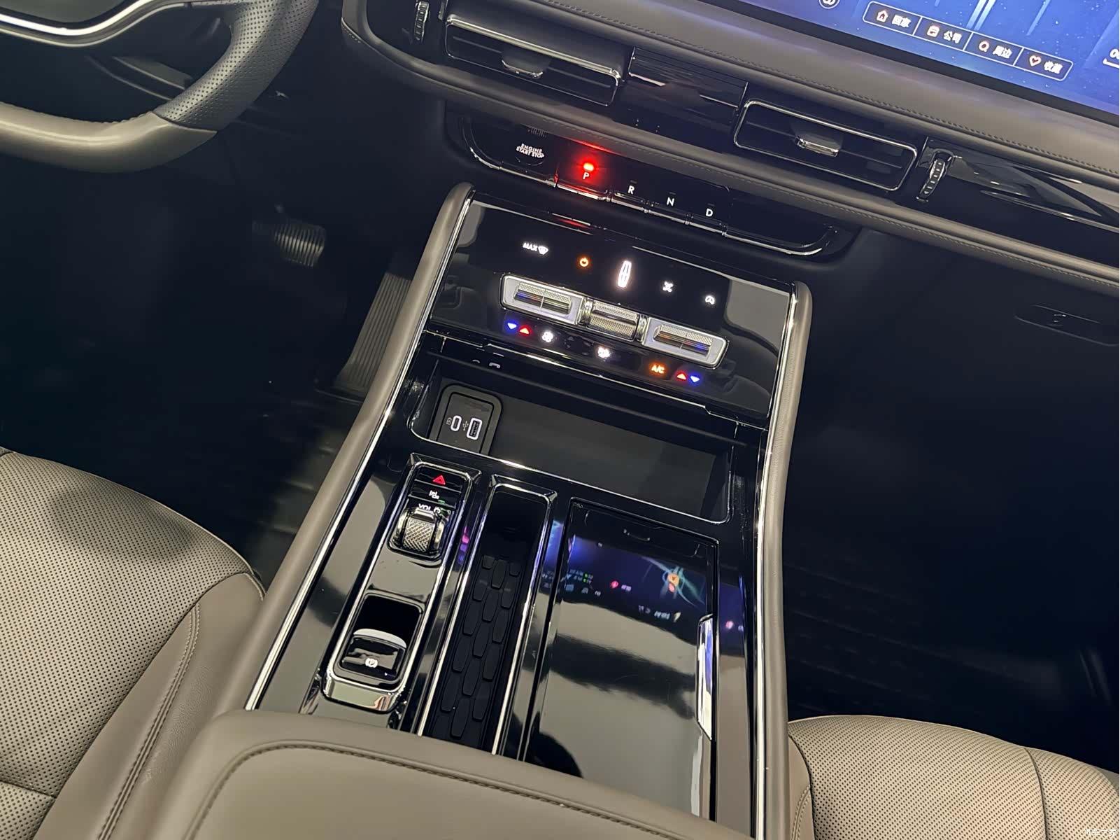Lincoln Aviator, 2025 8