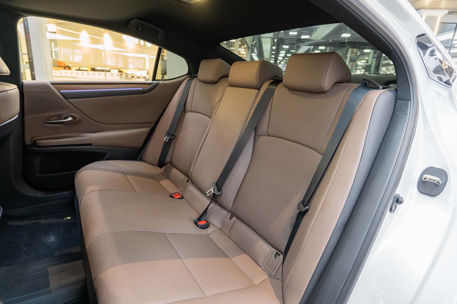 Lexus ES, 2025 12
