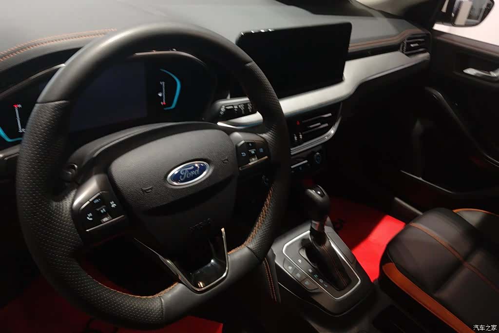 Ford Focus, 2023 12