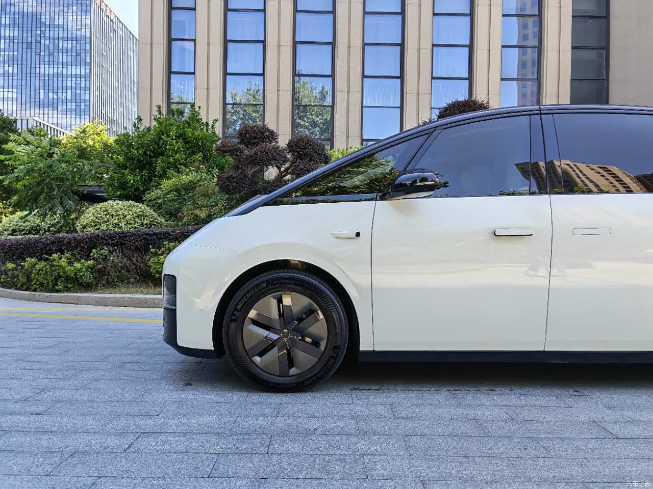 Li Auto MEGA, 2025 7