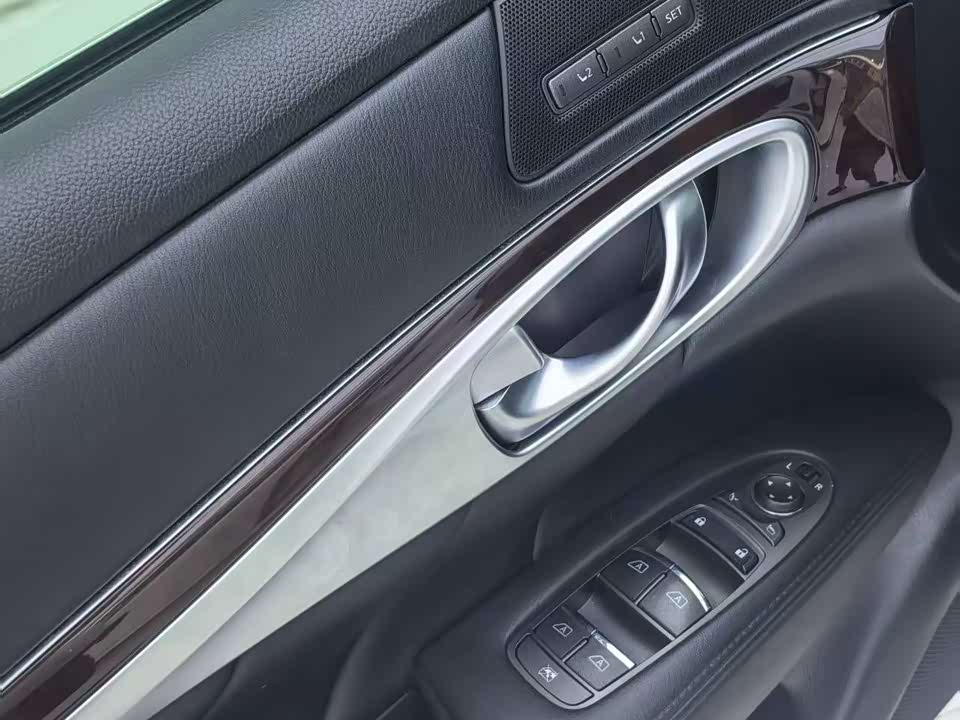 Infiniti Q70 Infiniti Q70