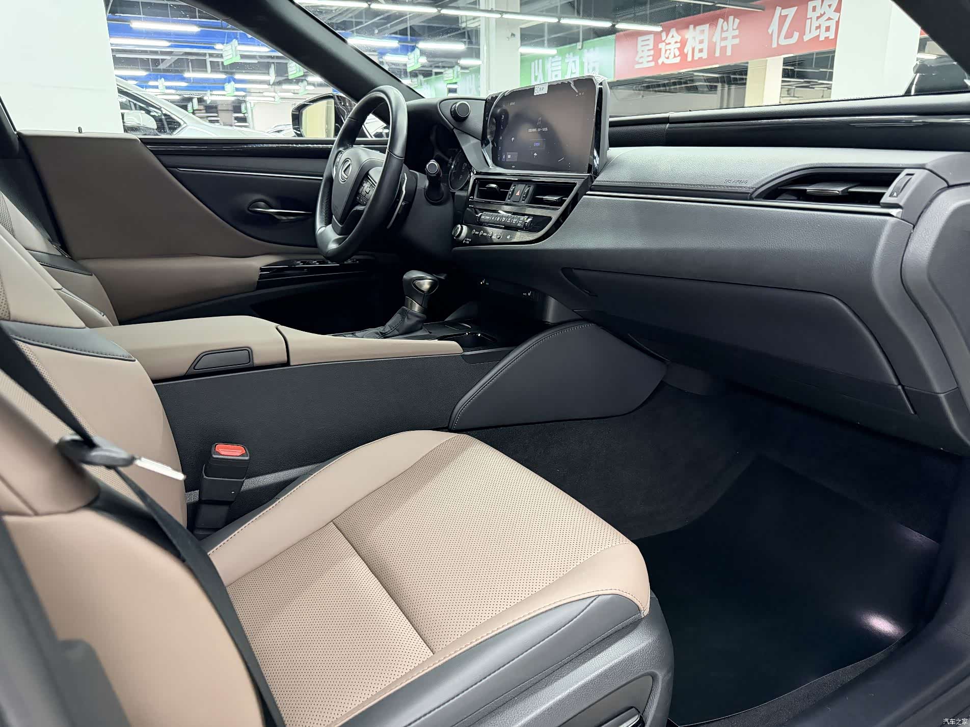 Lexus ES, 2024 4