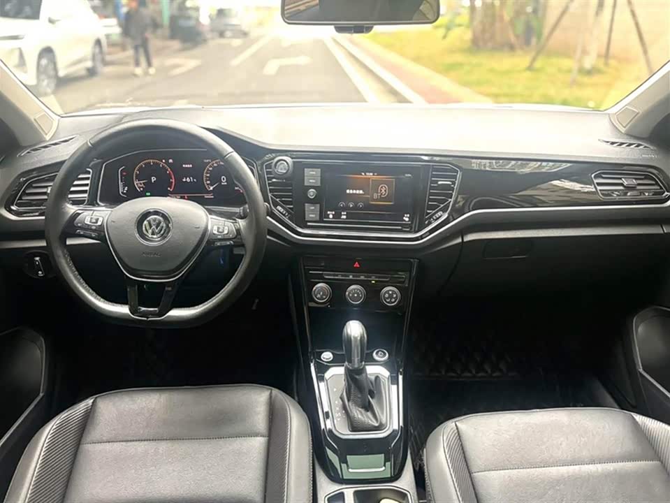 Volkswagen T-ROC exploring Songs