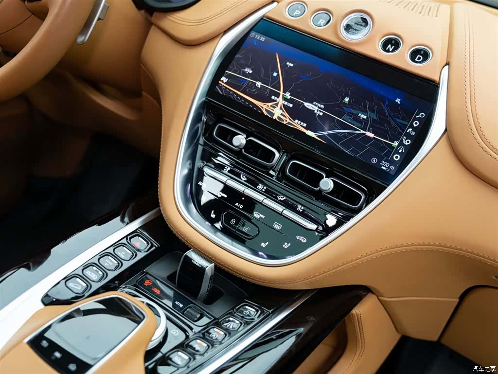 Aston Martin DBX, 2024 15