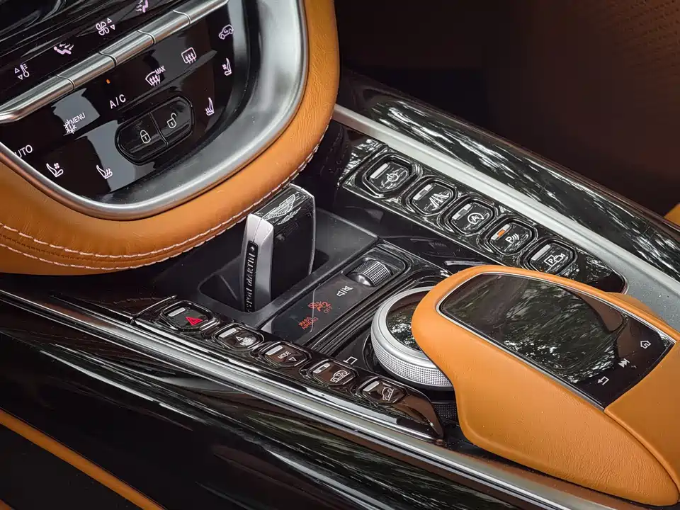Aston Martin DBX Aston Martin DBX