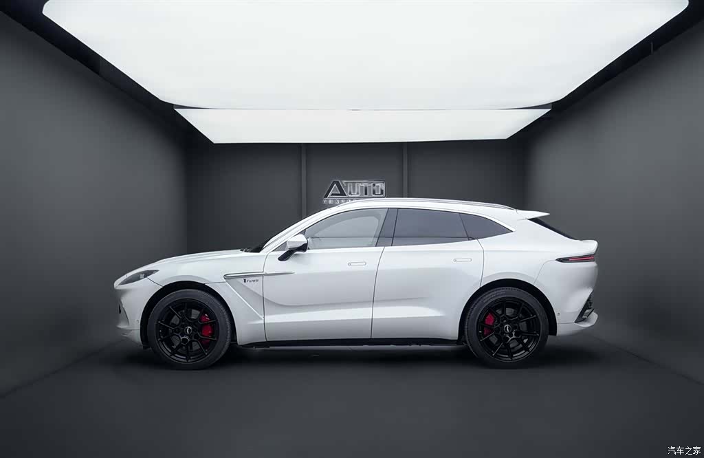Aston Martin DBX, 2021 3