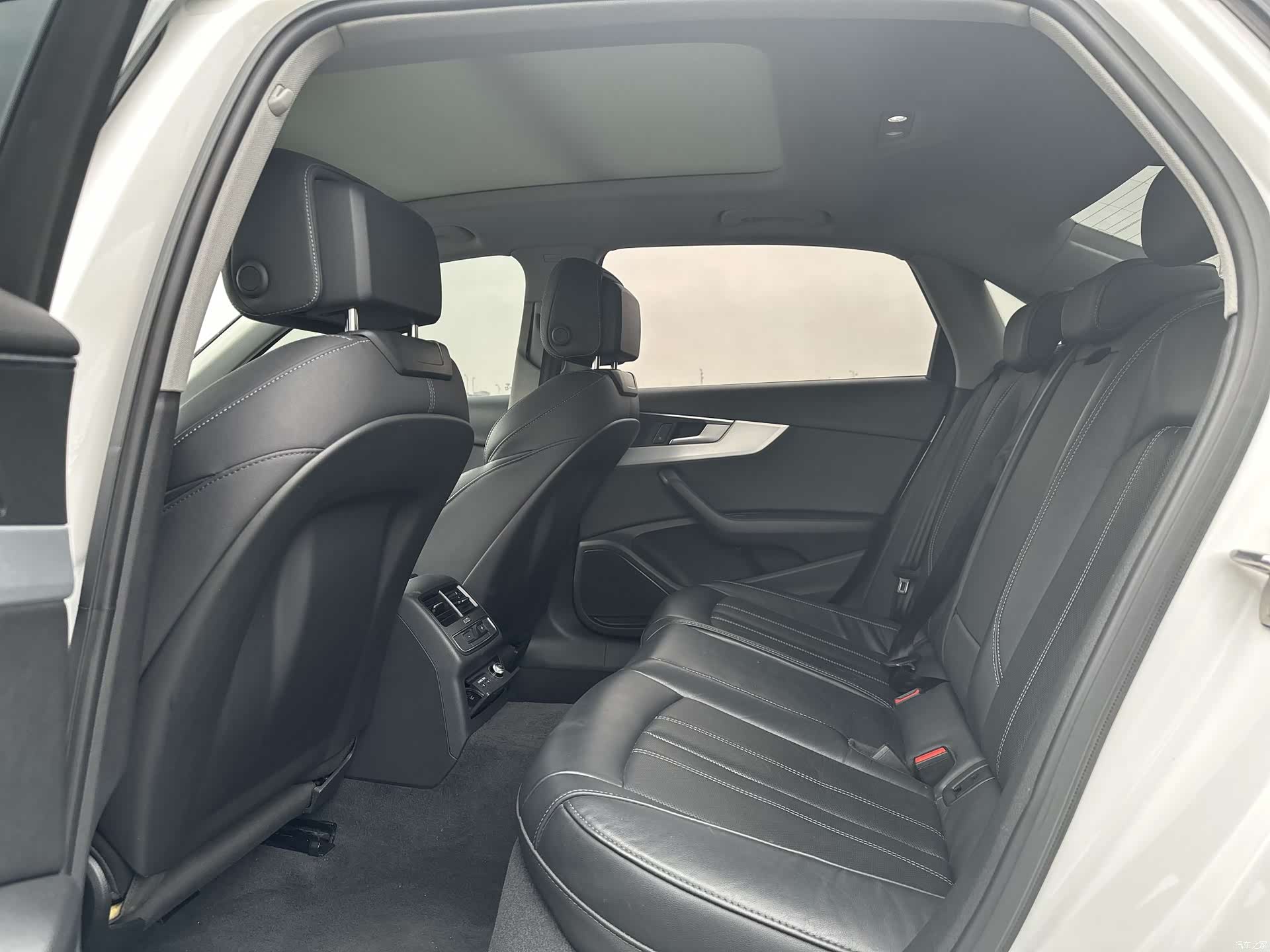 Audi A4L, 2023 все фото