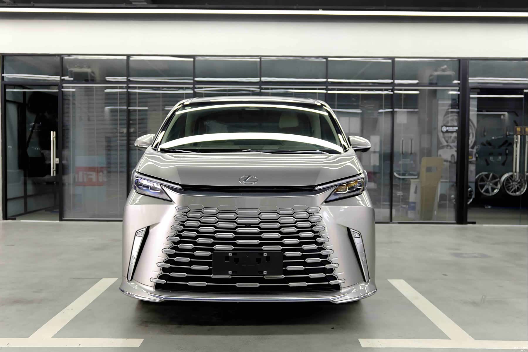 Lexus LM, 2023 2