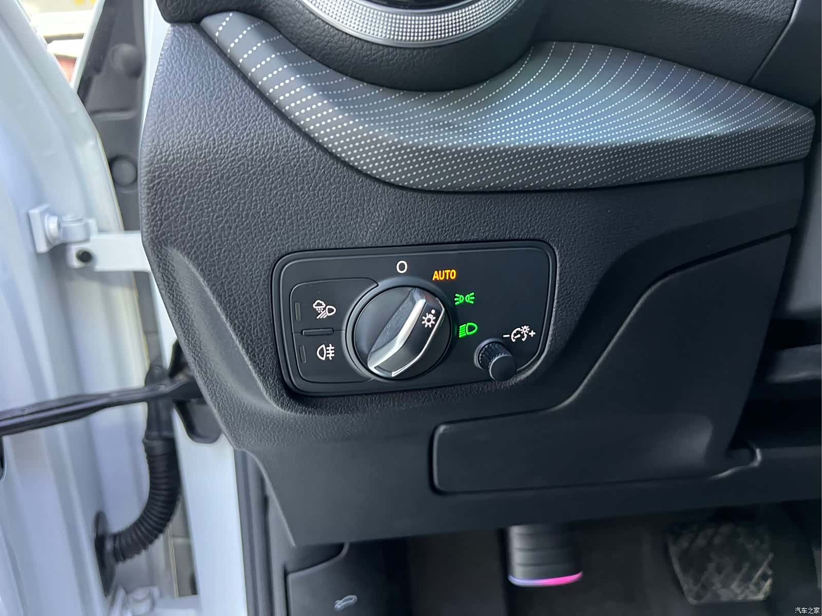 Audi Q2L, 2023 все фото