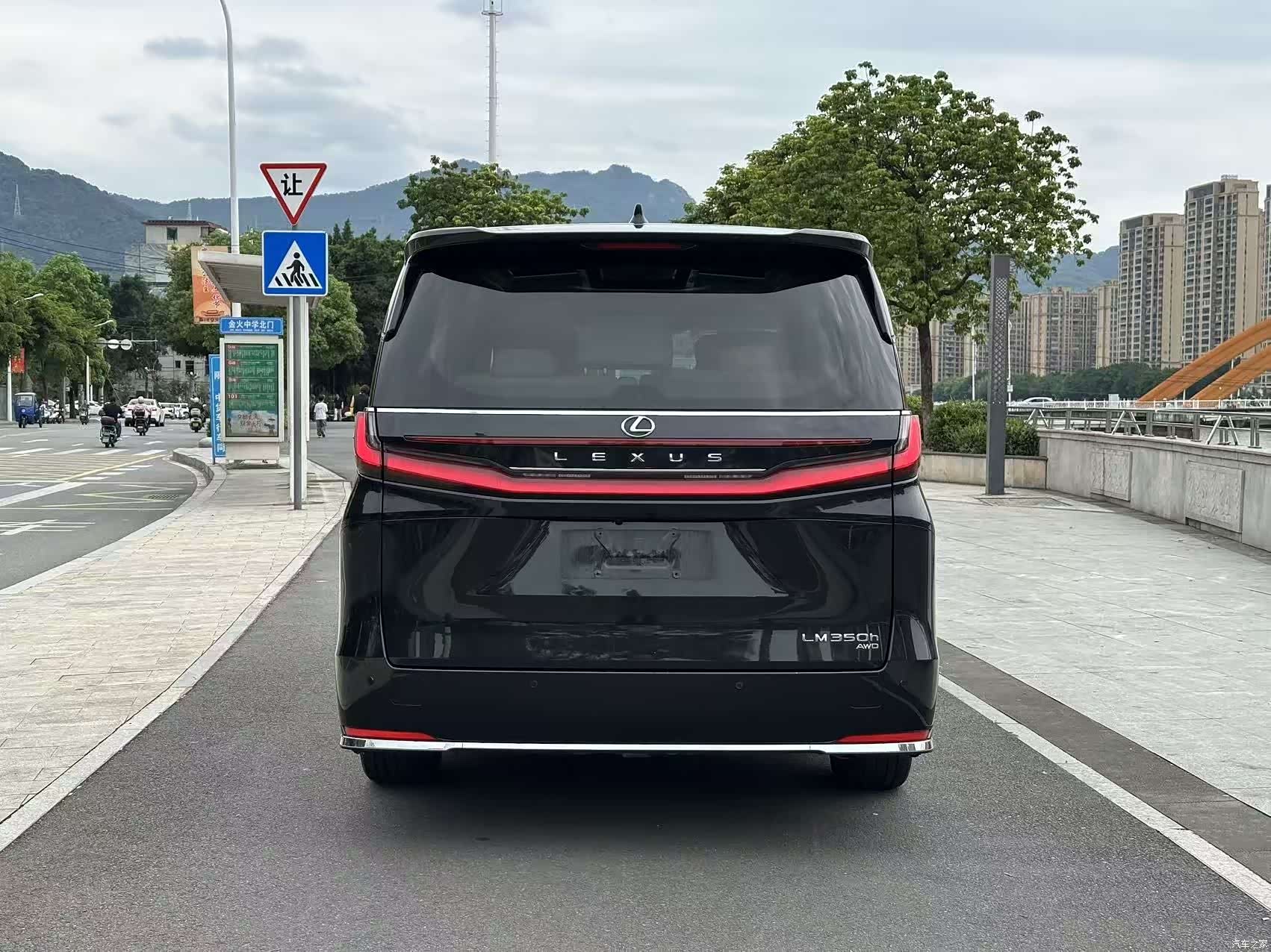 Lexus LM, 2023 4