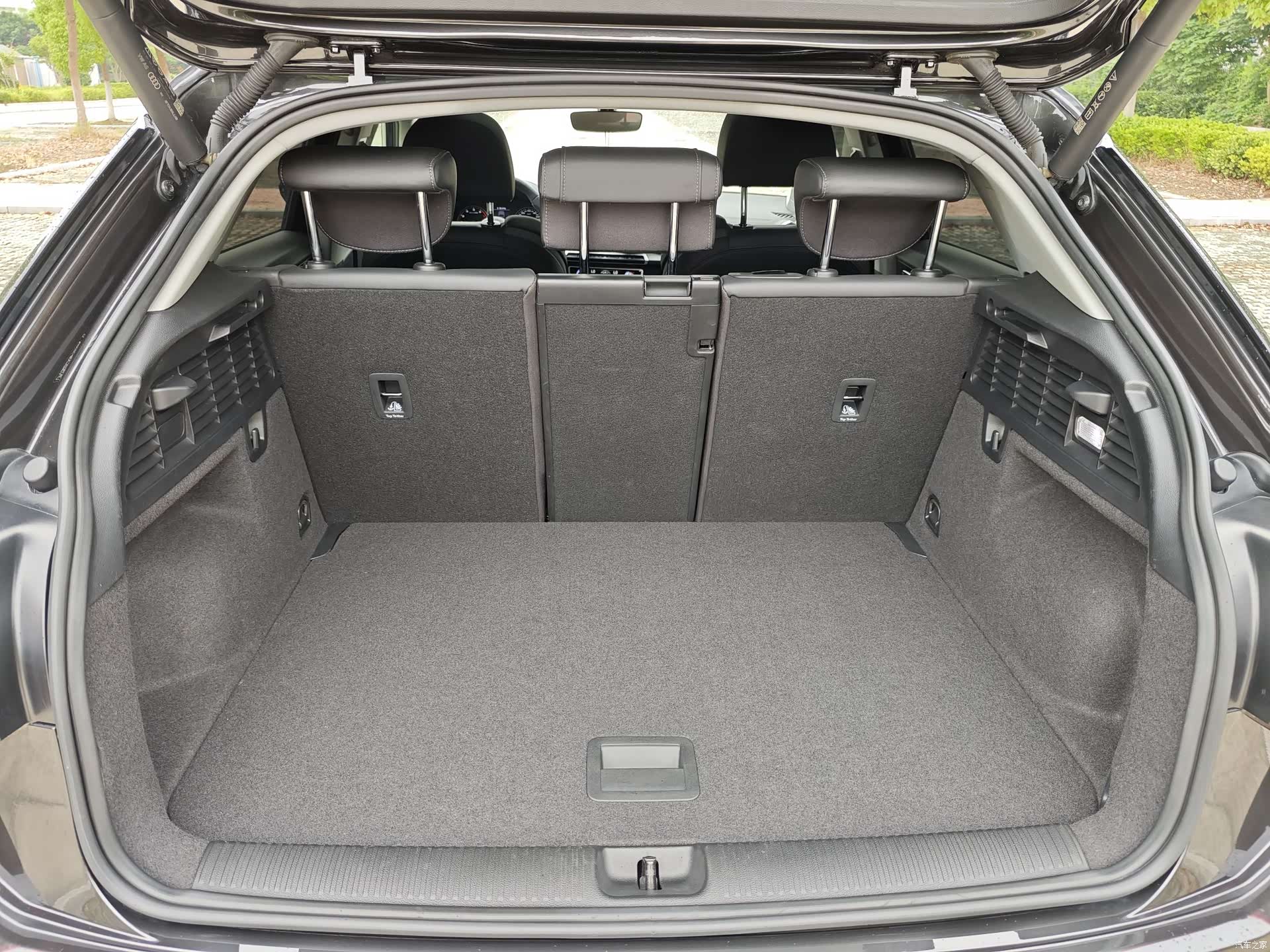 Audi Q2L, 2023 15