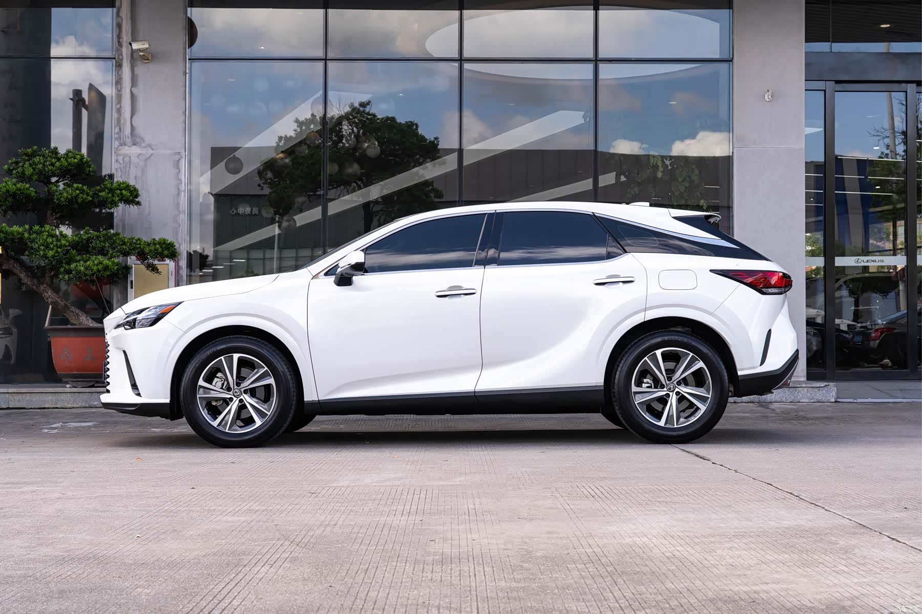 Lexus RX, 2026 4
