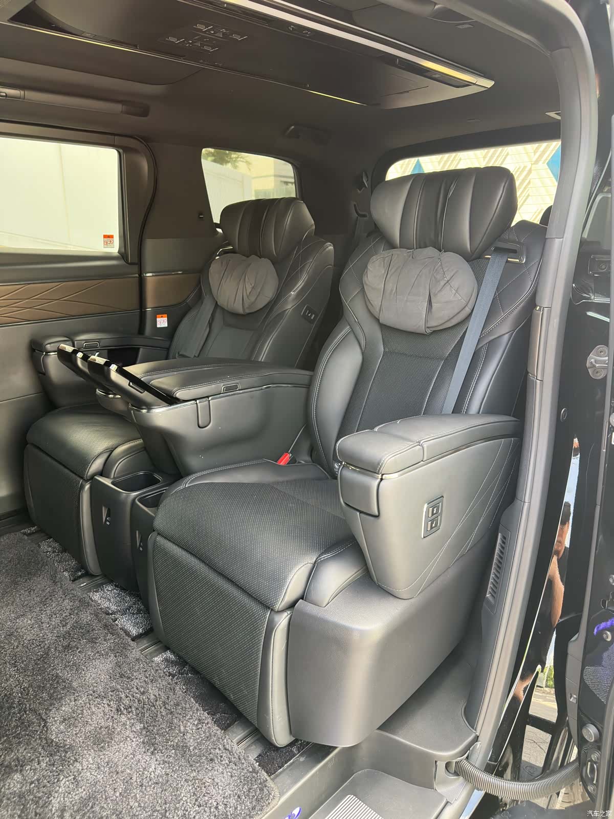 Toyota Alphard, 2024 17