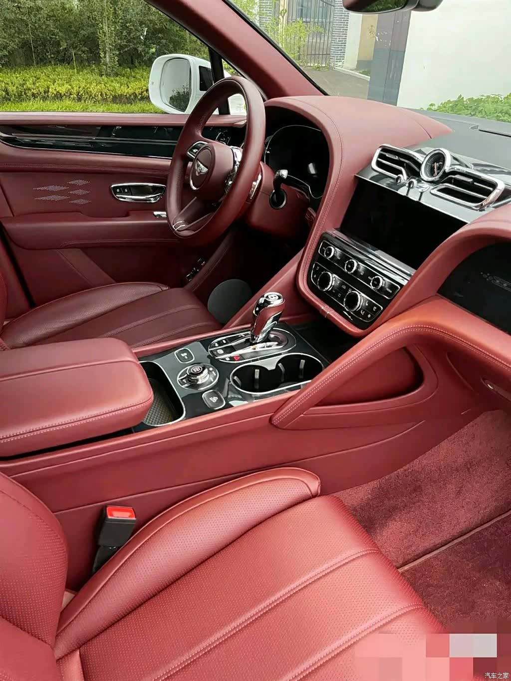 Bentley Bentayga, 2024 3