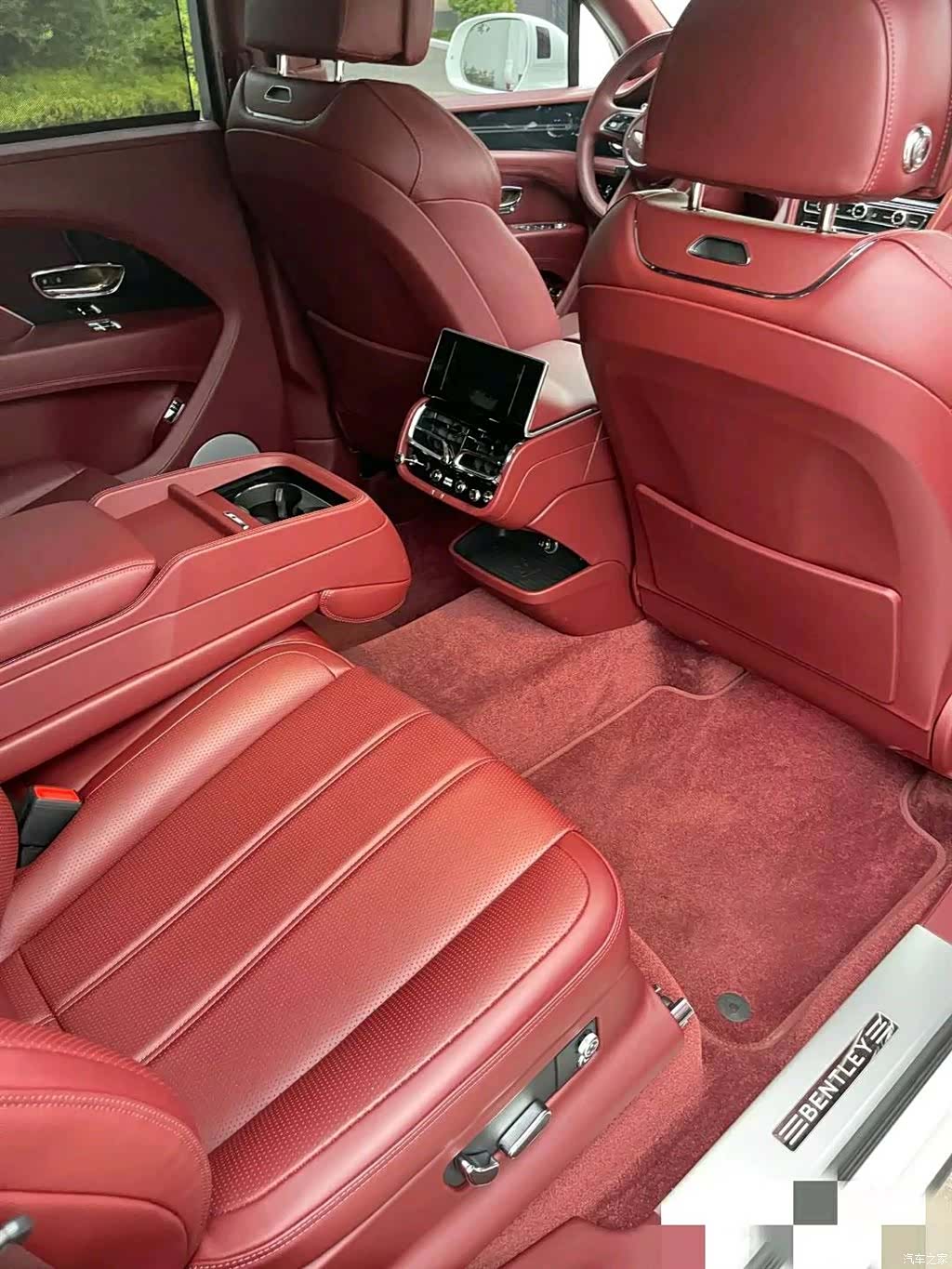 Bentley Bentayga, 2024 4