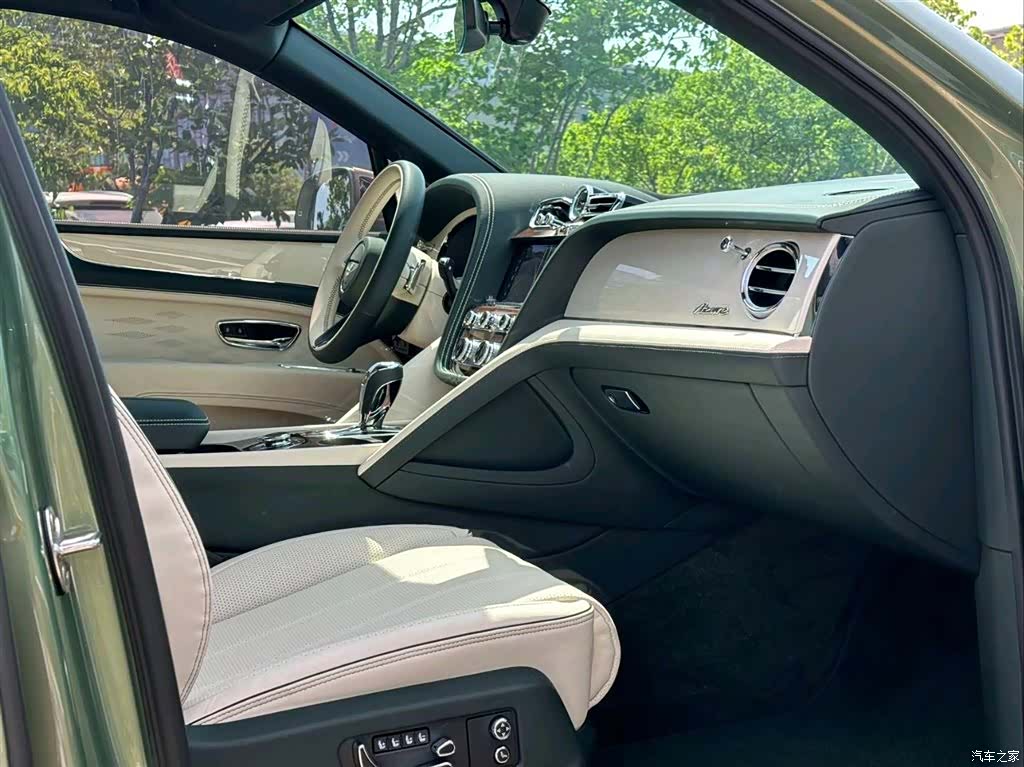 Bentley Bentayga, 2023 3