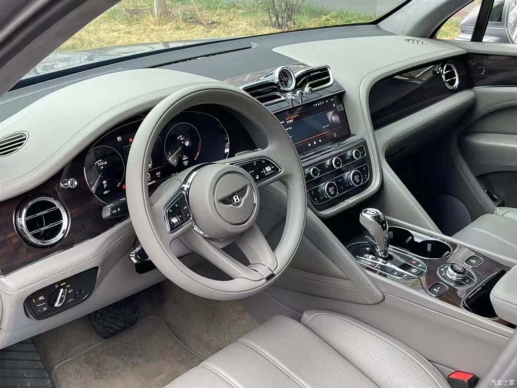 Bentley Bentayga, 2021 4