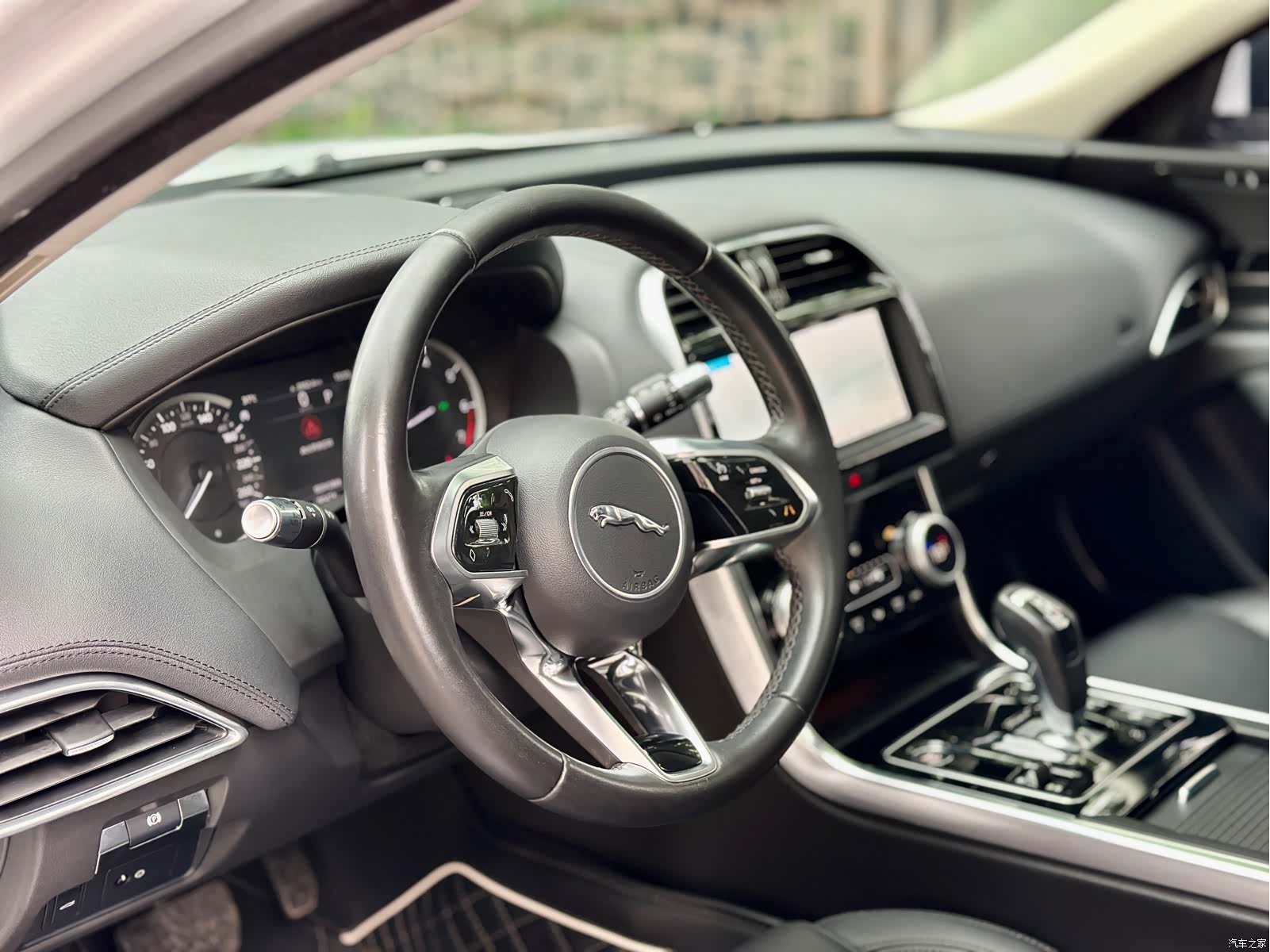 Land Rover XEL, 2020 10