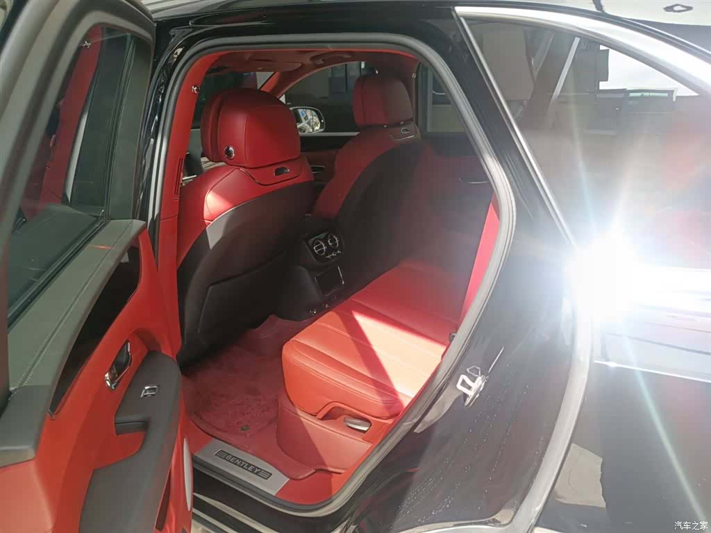 Bentley Bentayga, 2024 10