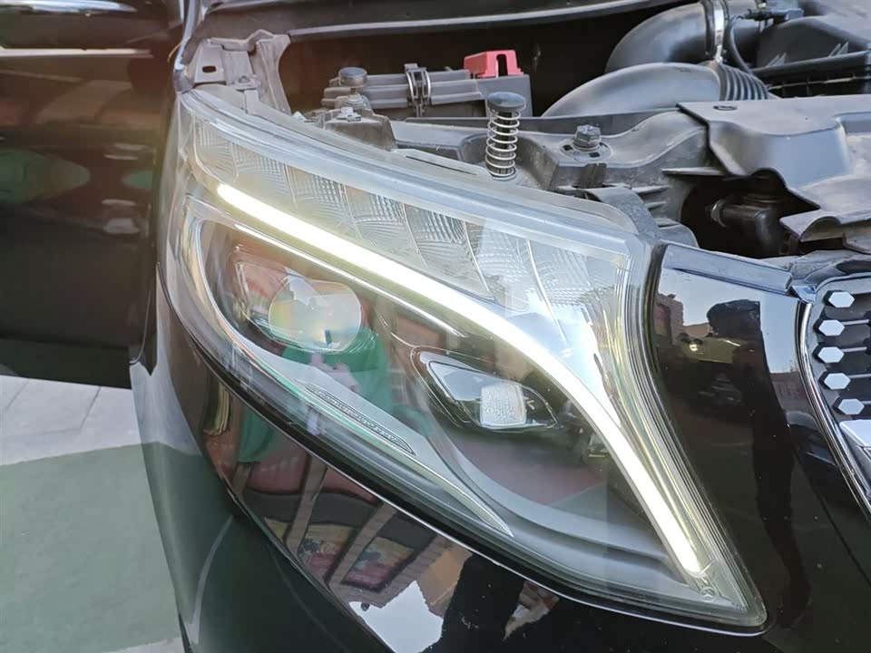 Mercedes-Benz V-class