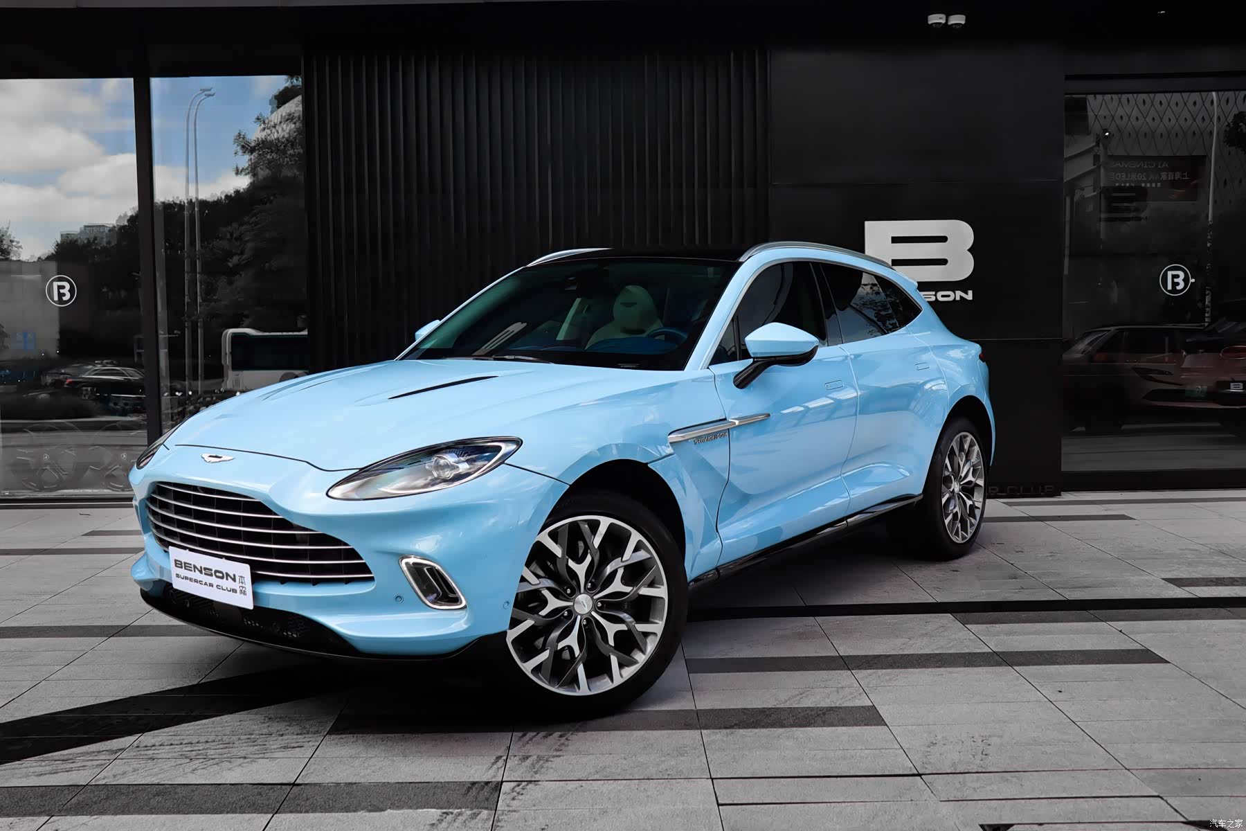 Aston Martin DBX, 2022 3