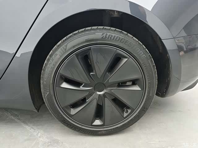 Tesla Model 3, 2025 10