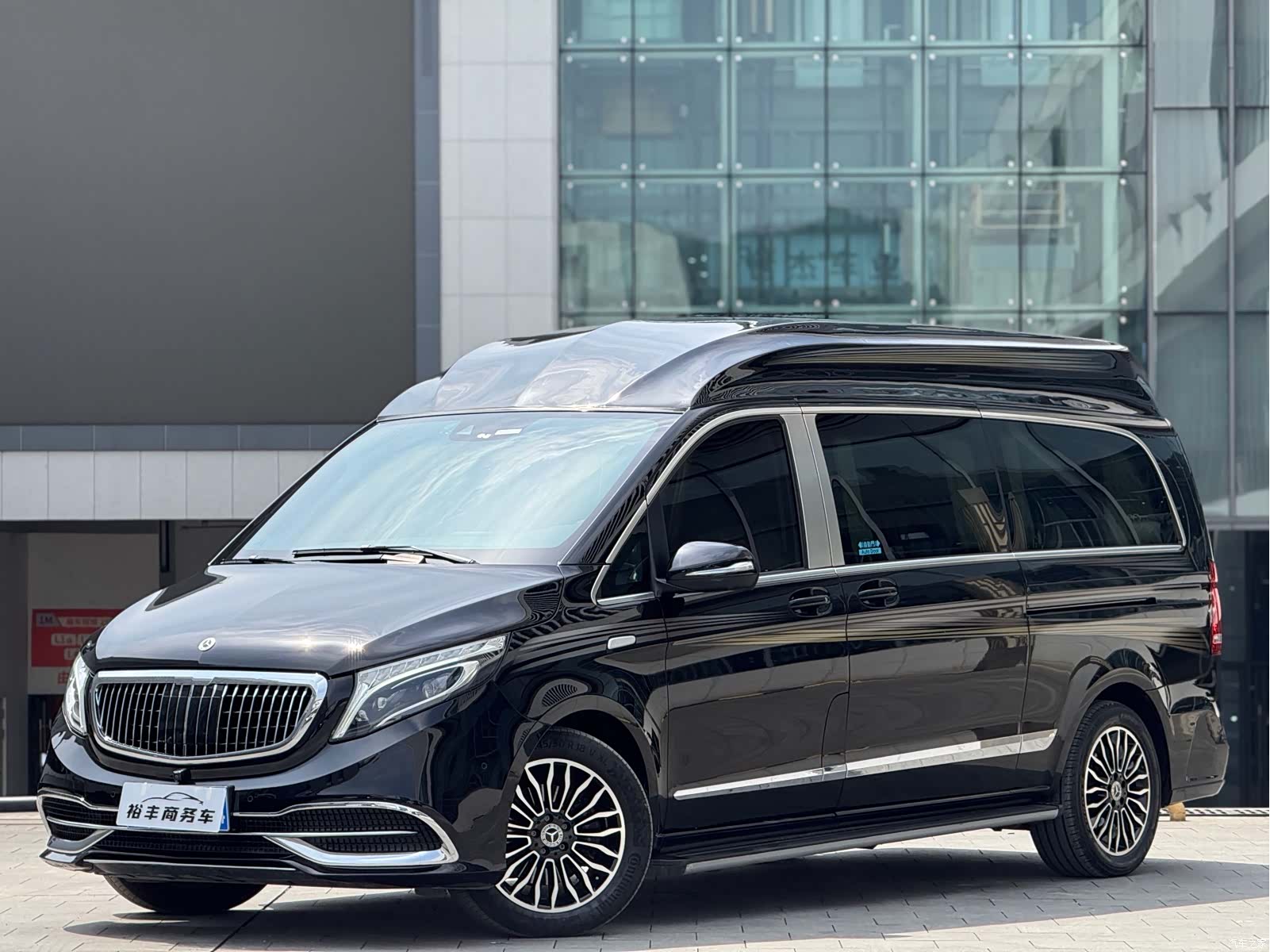 Mercedes-Benz V-Class, 2023 4