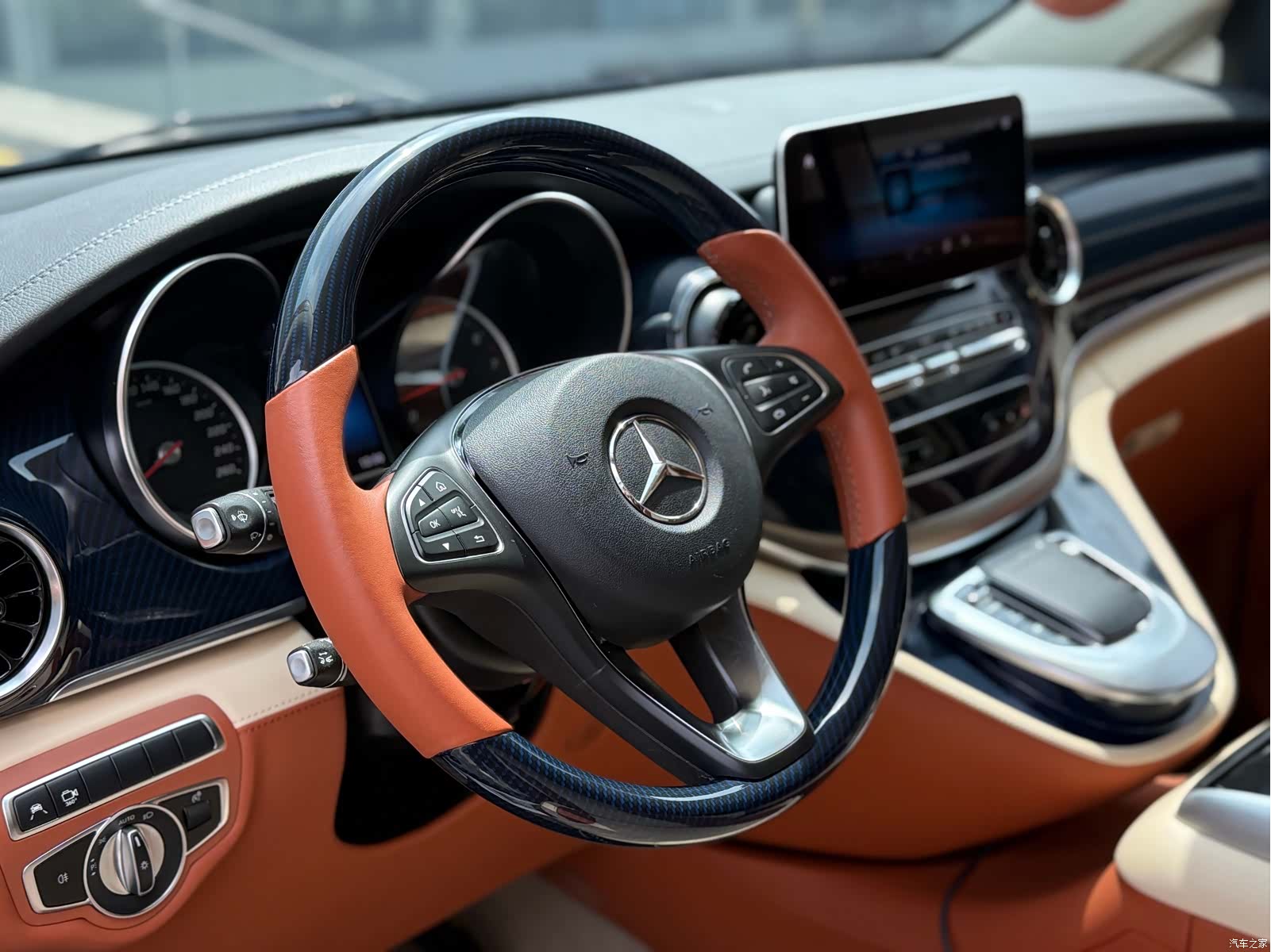 Mercedes-Benz V-Class, 2023 7