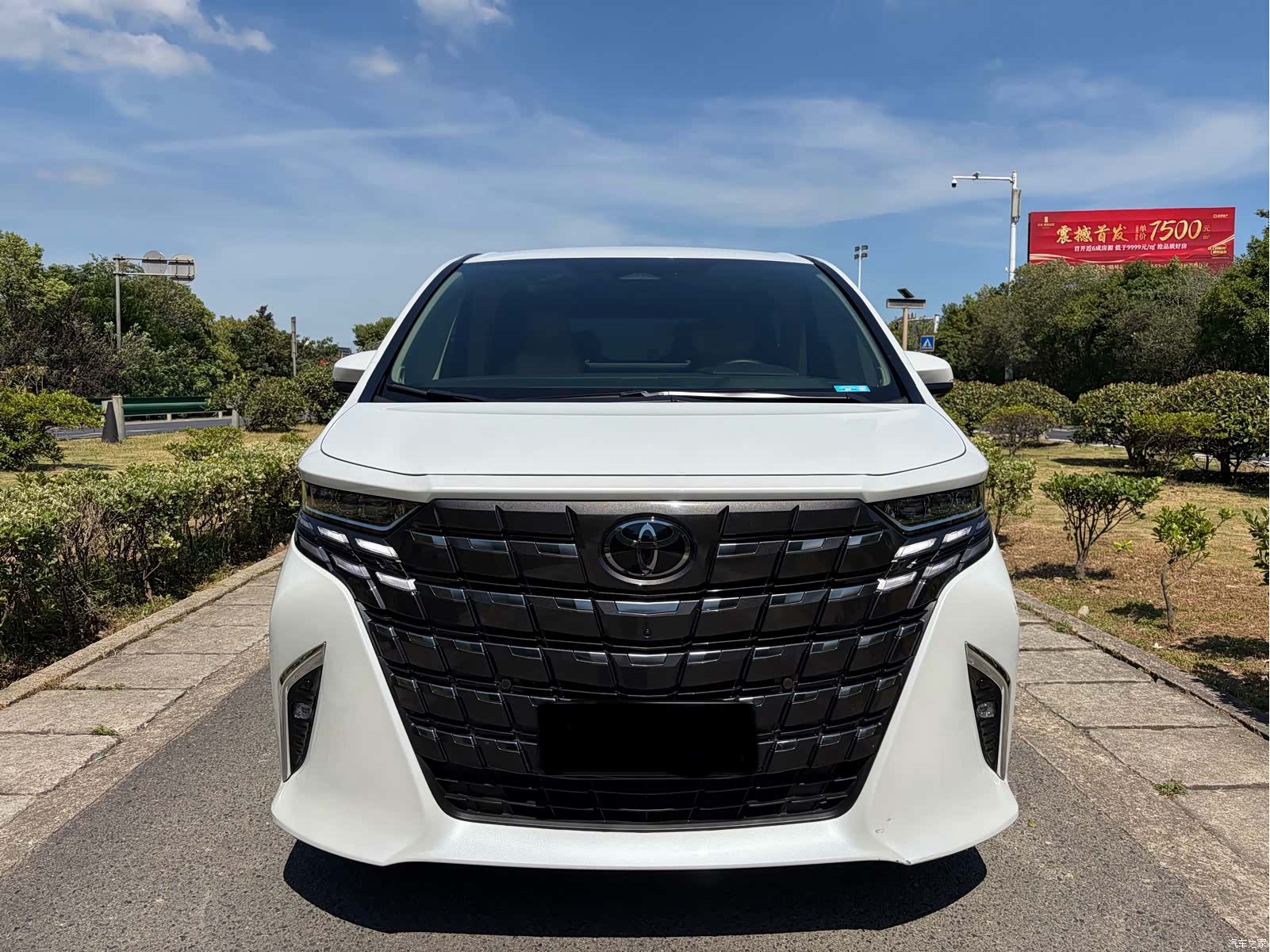 Toyota Alphard, 2024 1