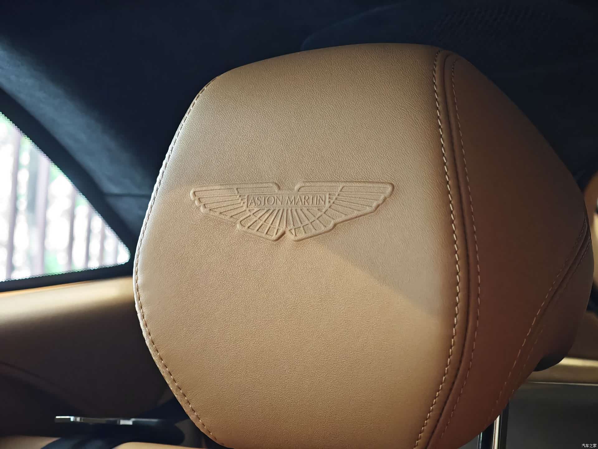 Aston Martin DBX, 2024 16