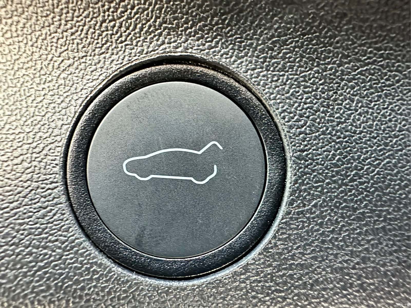 Tesla Model Y, 2024 18