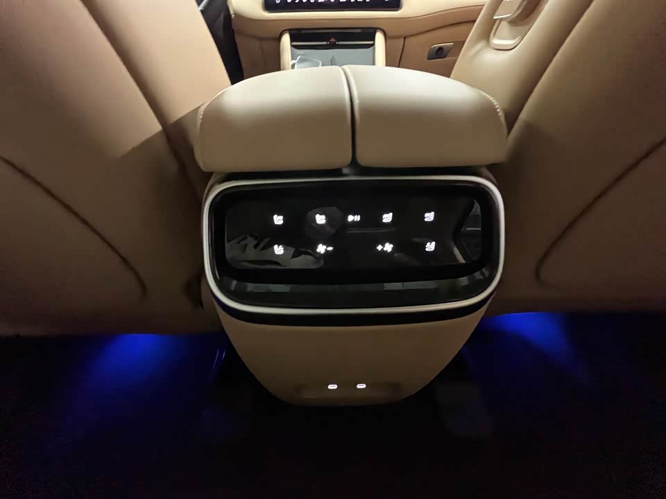 AITO Ask the world M7