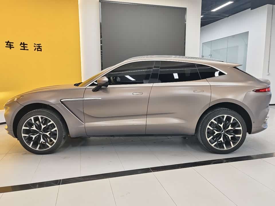 Aston Martin DBX