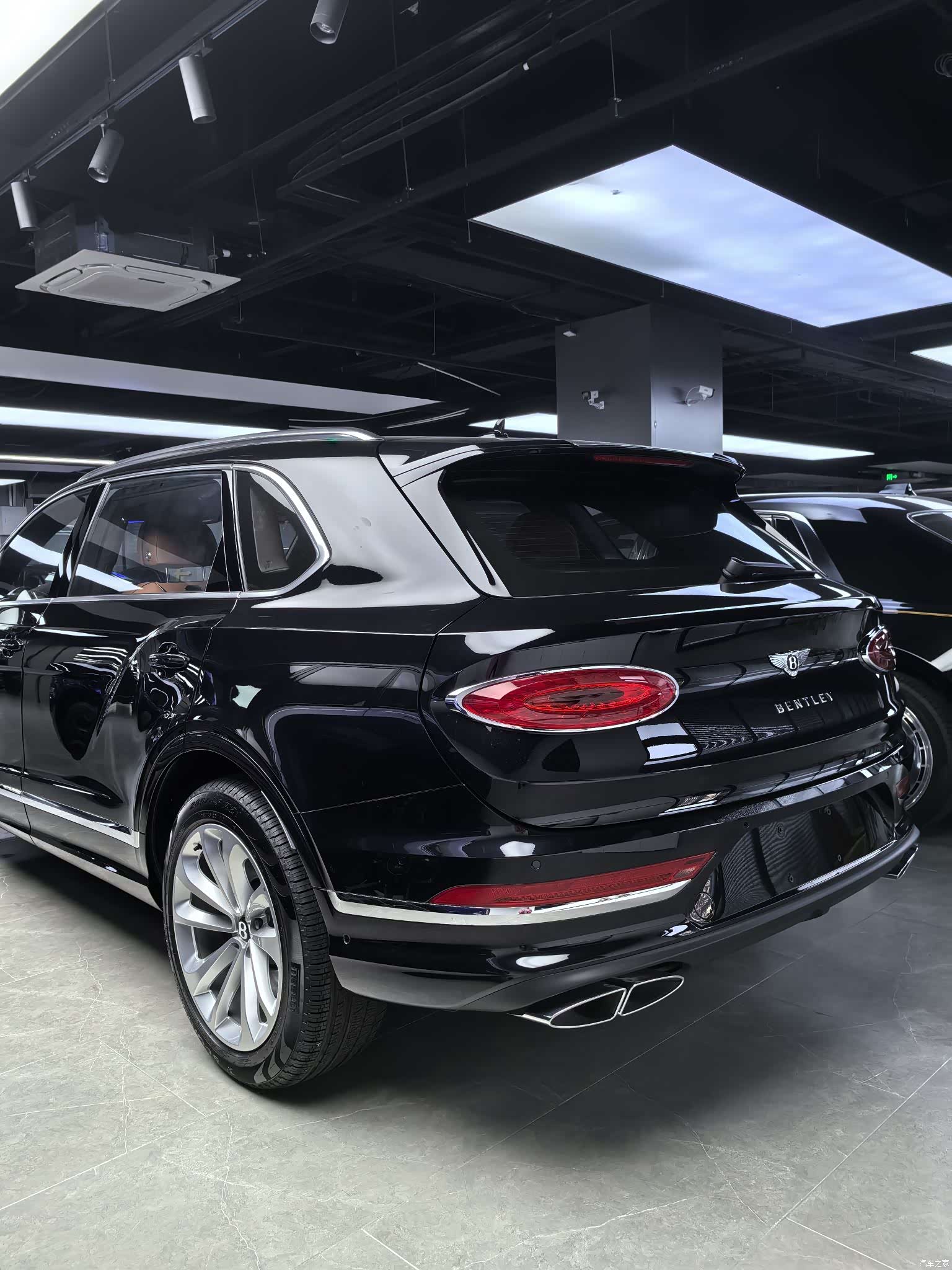 Bentley Bentayga, 2024 10