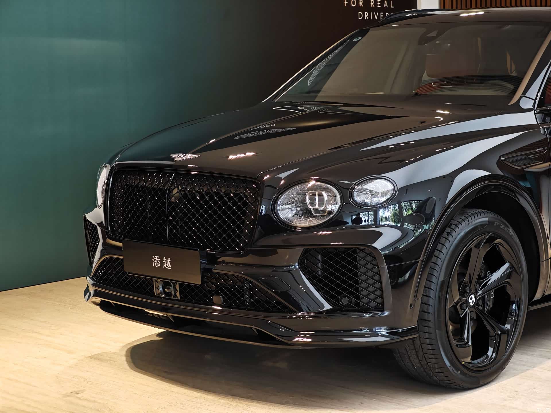 Bentley Bentayga, 2024 4