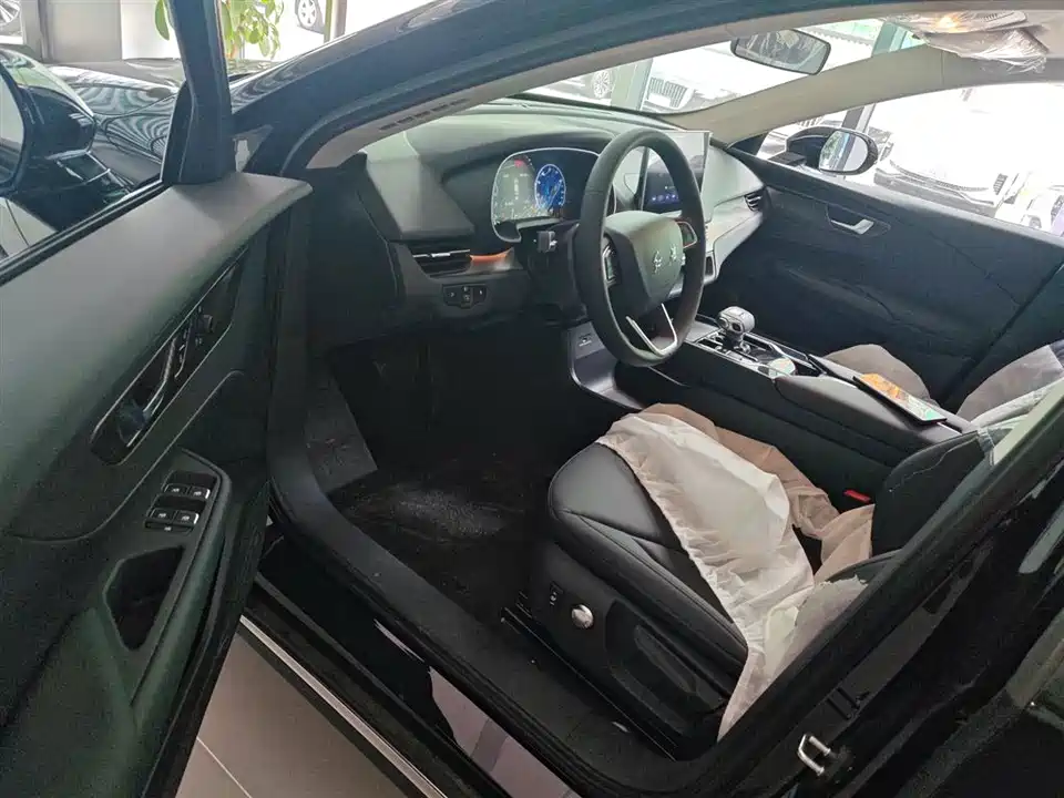 Hongqi E-QM5