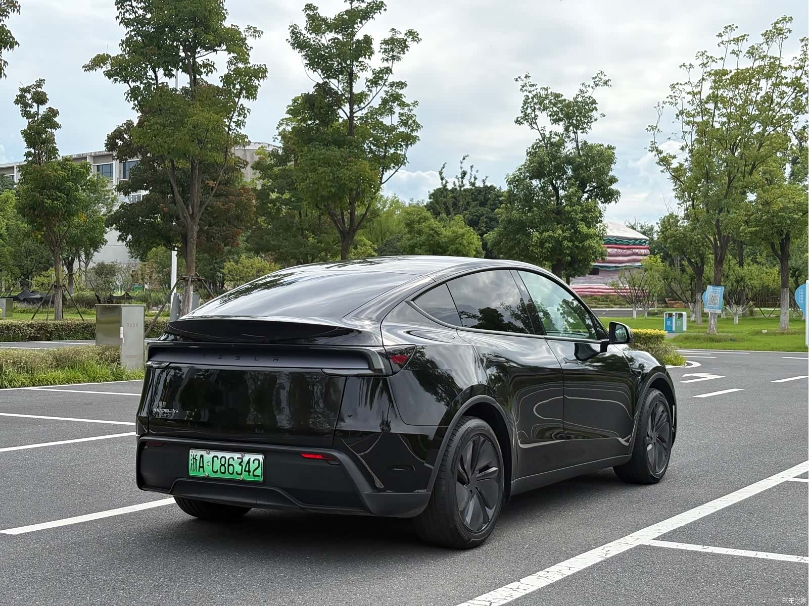 Tesla Model Y, 2026 4