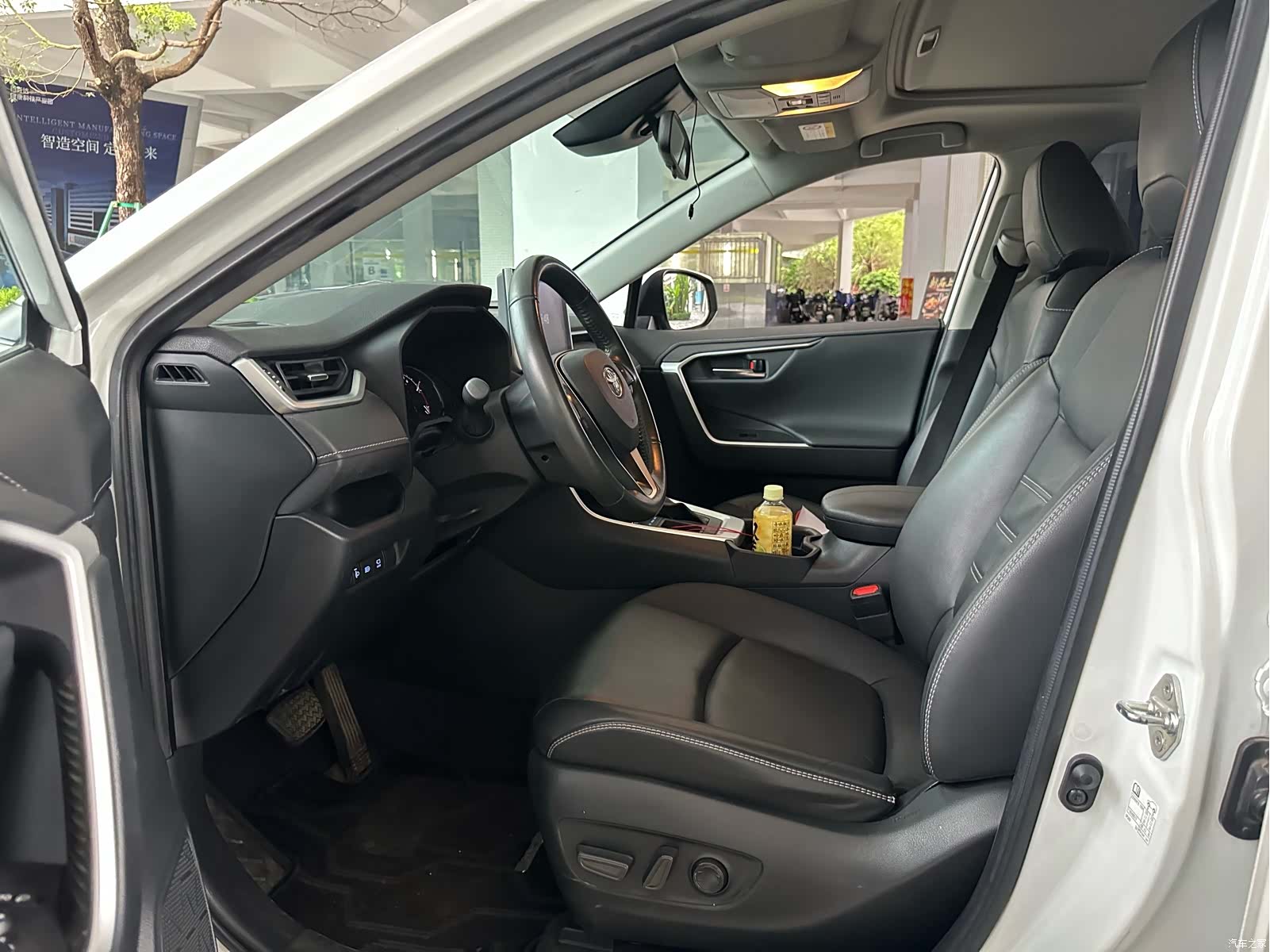 Toyota RAV4, 2022 все фото