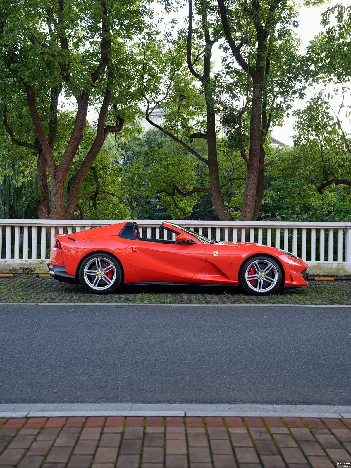 Ferrari 812, 2021 4