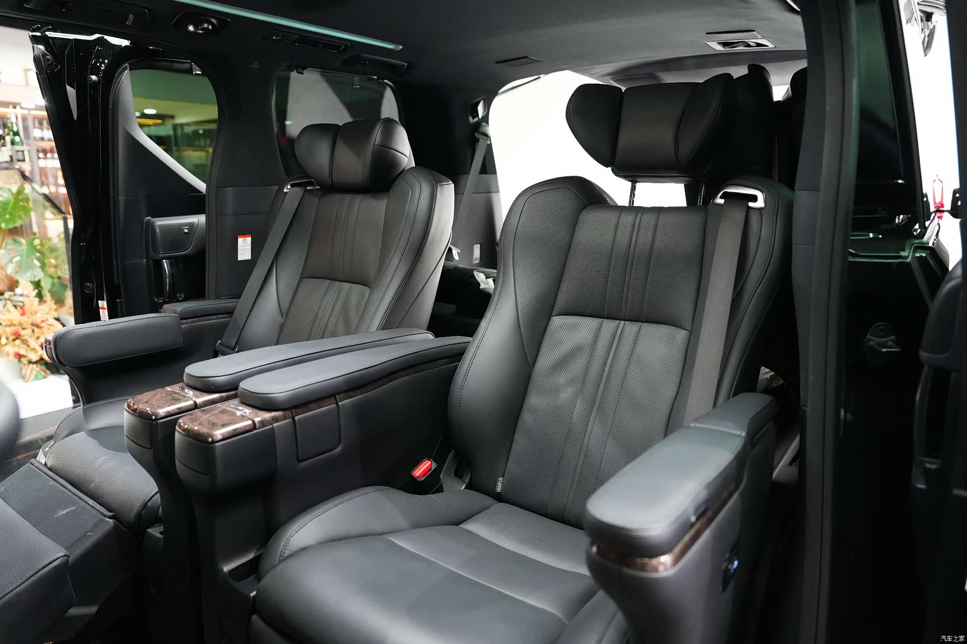 Toyota Alphard, 2022 22
